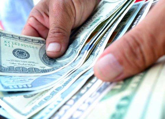 ¿Cuándo es recomendable ahorrar en dólares y en soles? 